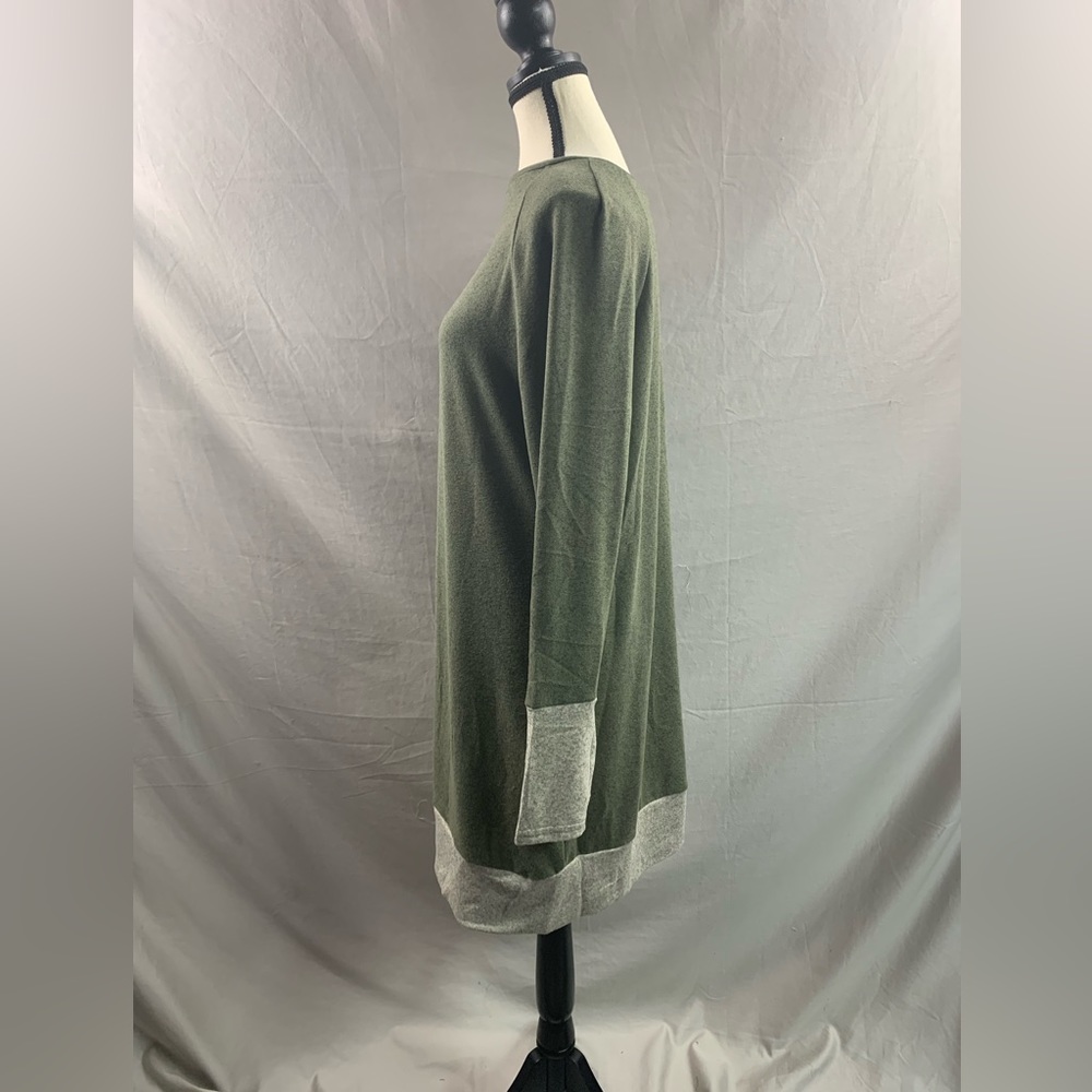 Green Contrast Tee Dress - Picture 7 of 9